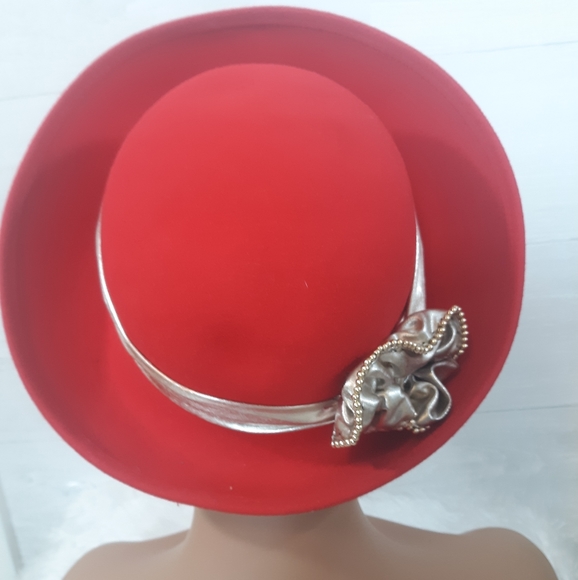 Vintage red felt medallion hat - Picture 2 of 6